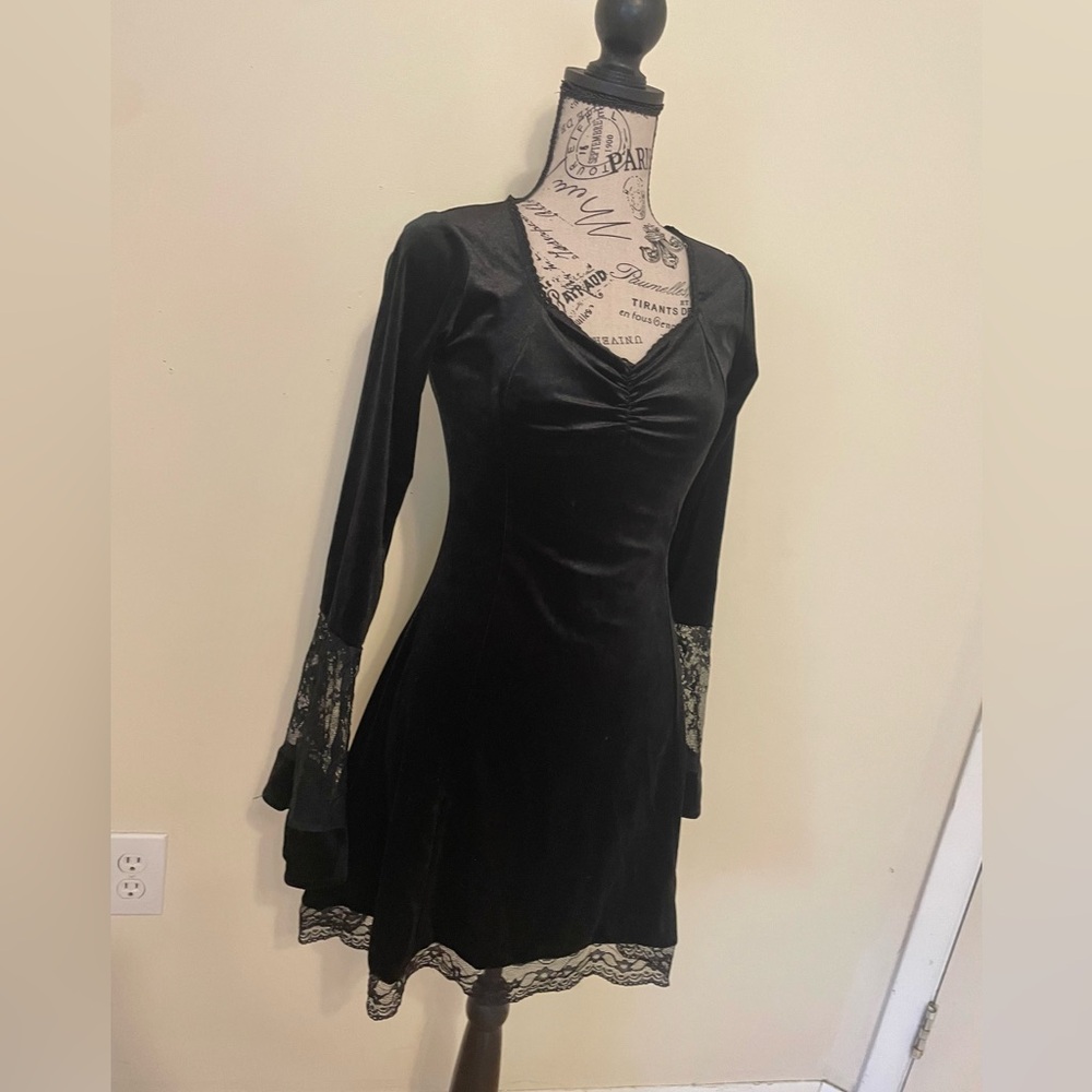 Elegant Black Velvet Dress with Lace Details Womens M - Picture 2 of 6
